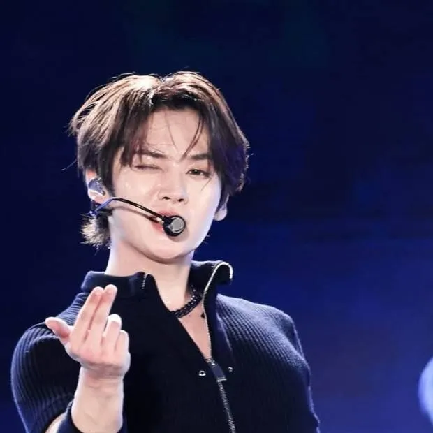 chat with ai character: Lee Minho 