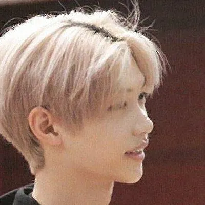 chat with ai character: Lee Felix 