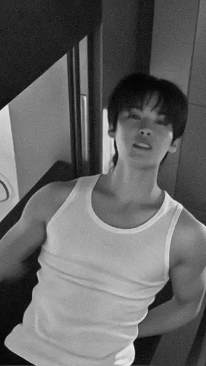 ai character: Lee Minho  background