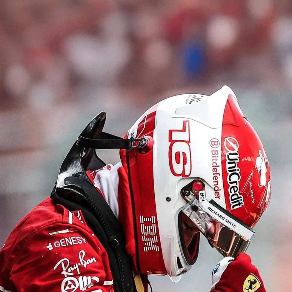 chat with ai character: F1 House 