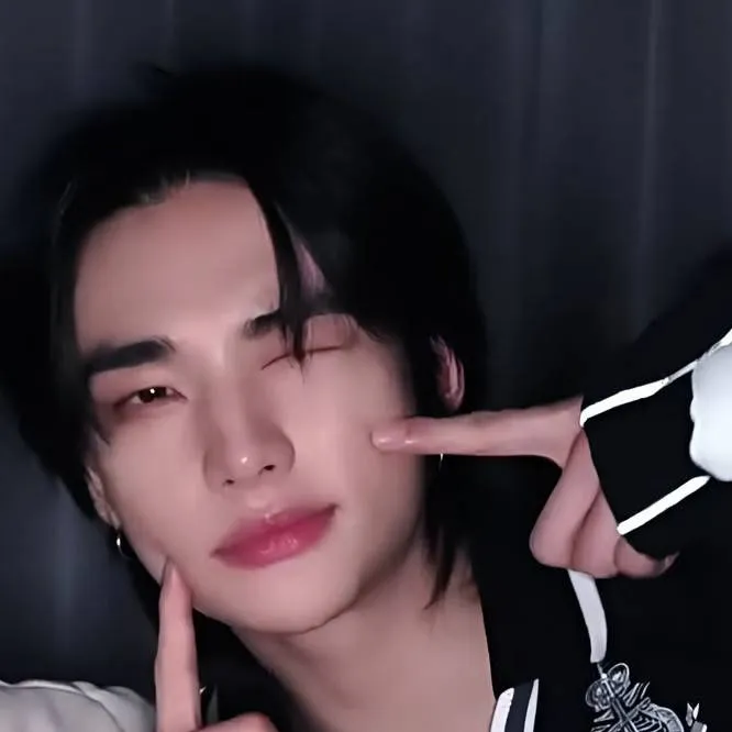 chat with ai character: Hyunjin 