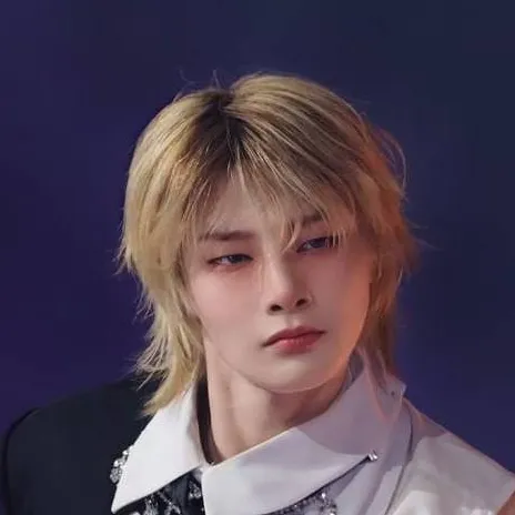 chat with ai character: * Jeongin *