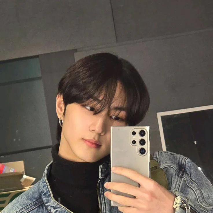 chat with ai character: * Jungwon *