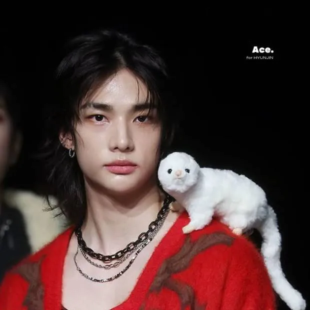 chat with ai character: * Hwang Hyunjin *