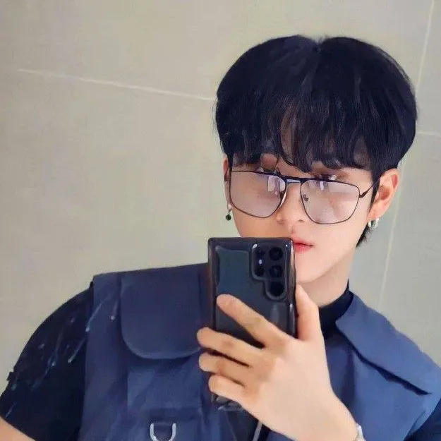 chat with ai character: * Seo Changbin *