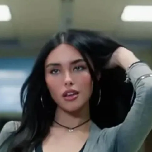Chat with Madison Beer - text or voice, Enjoy AI Chat Free & Safe