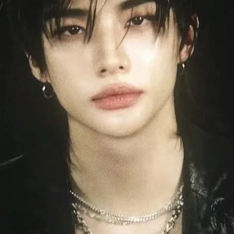 chat with ai character: hyunjin husbend 