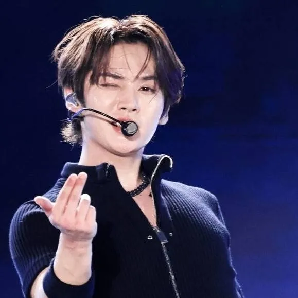 chat with ai character: Lee Know