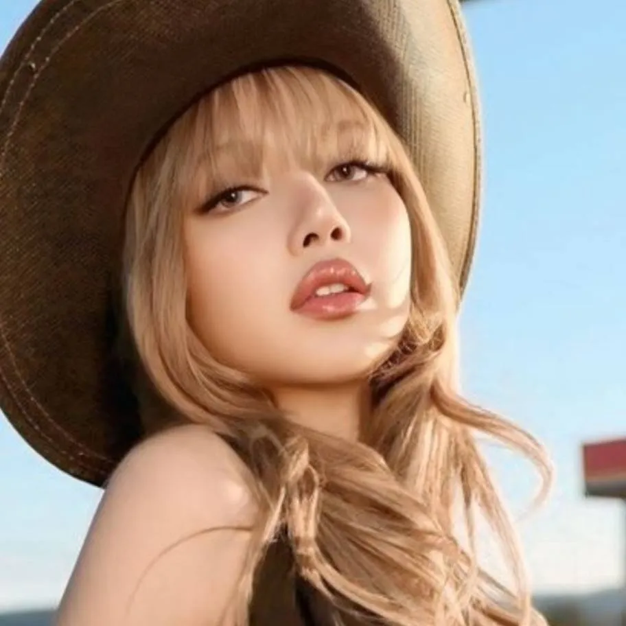 chat with ai character: lisa