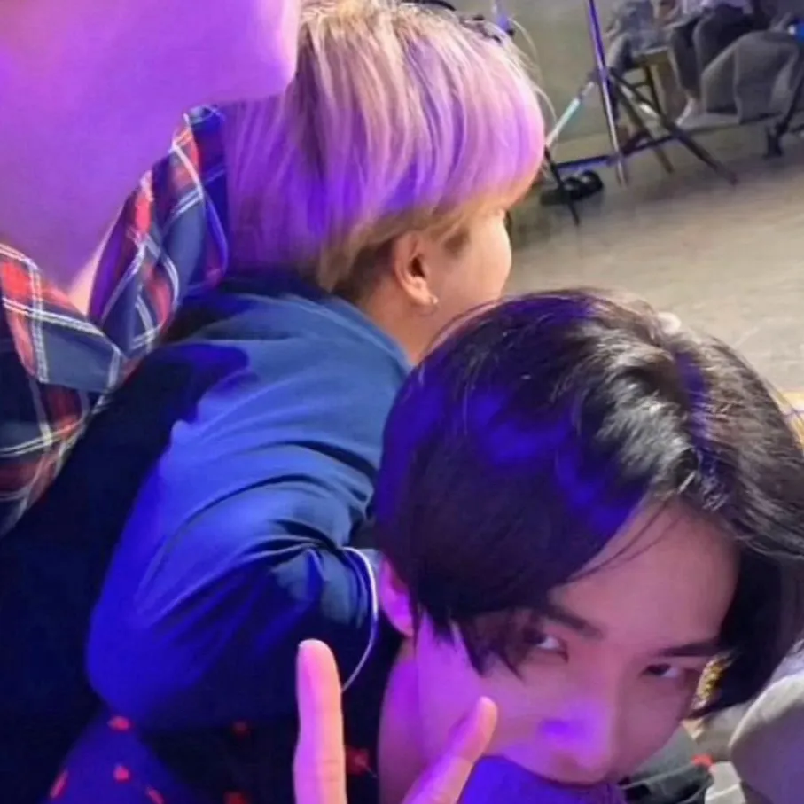 chat with ai character: Minho X Hyunjin!?