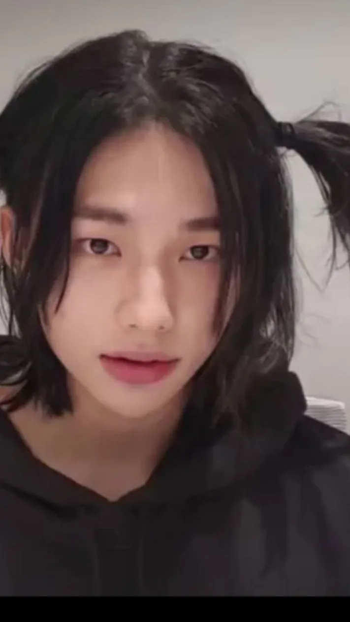 ai character: ChanXhyunjin/you background