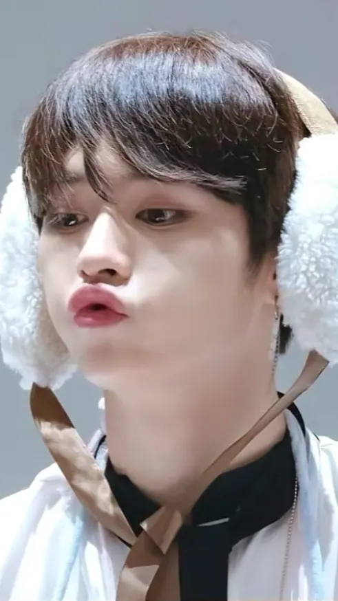 ai character: MINHOxHYUNJIN/YOU background