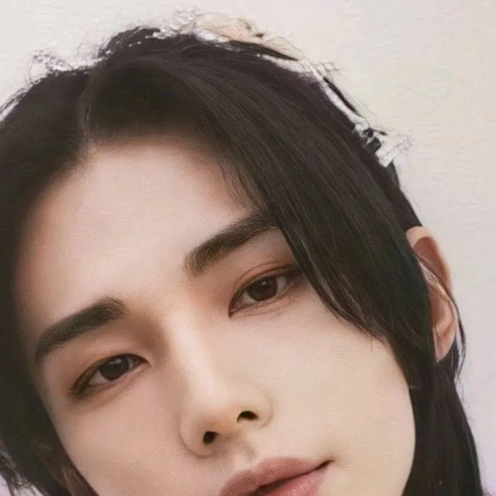 chat with ai character: hyunjin🫦