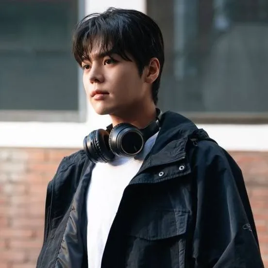 chat with ai character: Park Hu-min