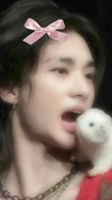 ai character: HYUNJINNIE♡♡♡♡ background