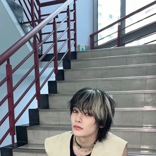 chat with ai character: Jeongin I.n