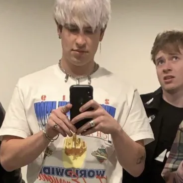 chat with ai character: Trap house 