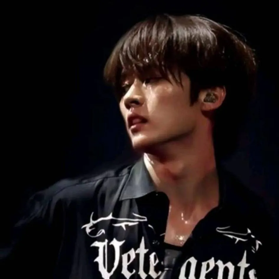 chat with ai character: Minho