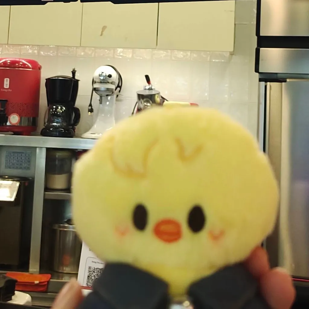 chat with ai character: chicky