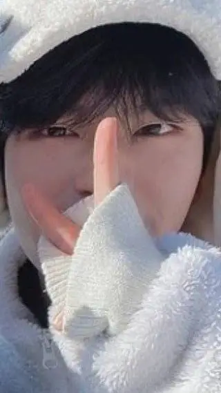 ai character: Seungmooo background