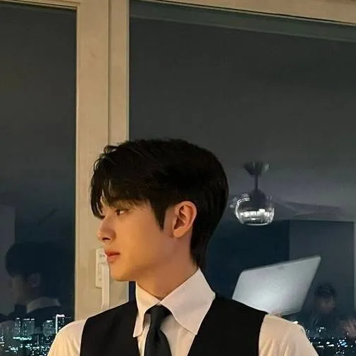 chat with ai character: Hyun-woo! 