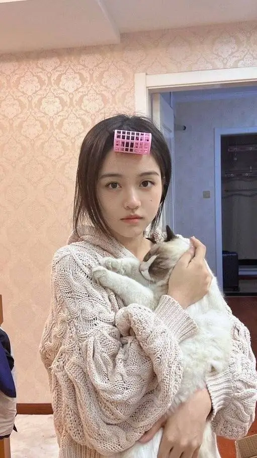 ai character: 艾尔莎  background