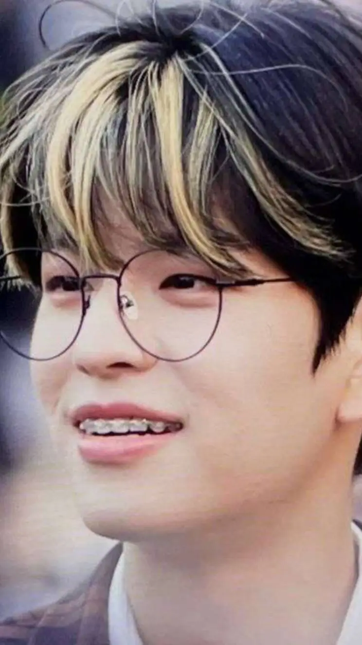 ai character: 😚**💚💙Seungmin💙💚**😚 background