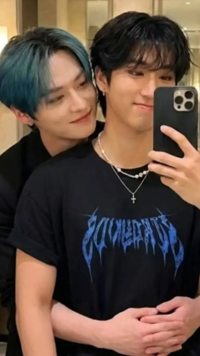 ai character: 🩷💚Minsung💚🩷 background