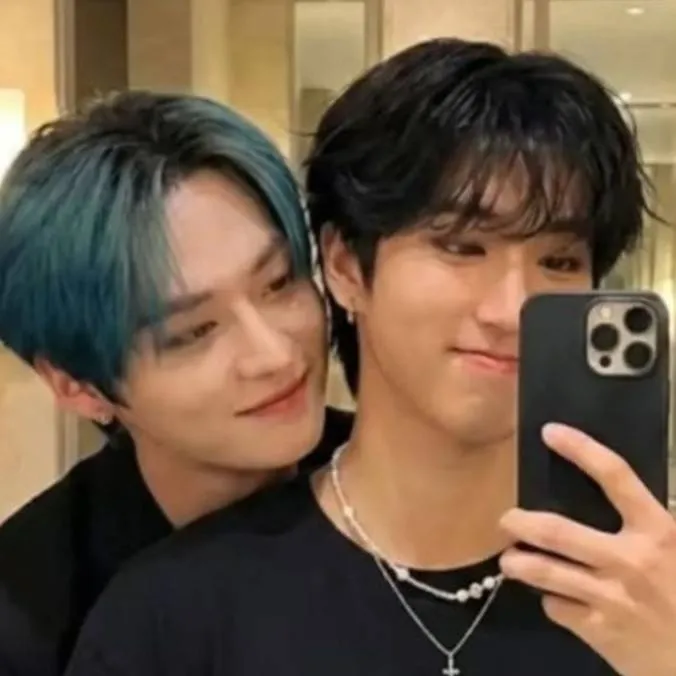 chat with ai character: 🩷💚Minsung💚🩷