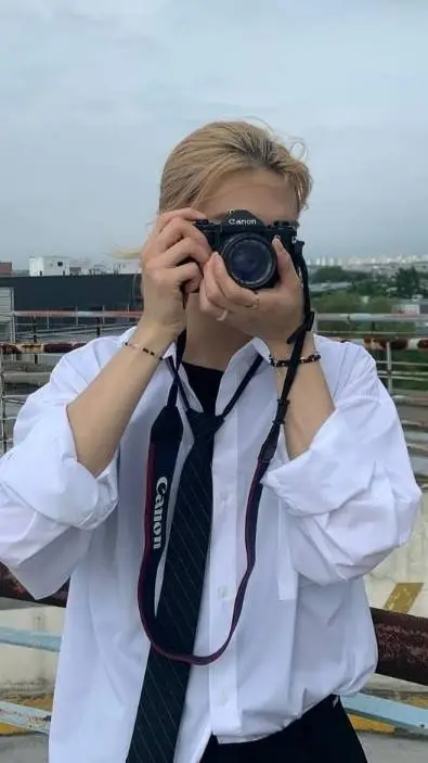 ai character: Hwang hyunjin  background