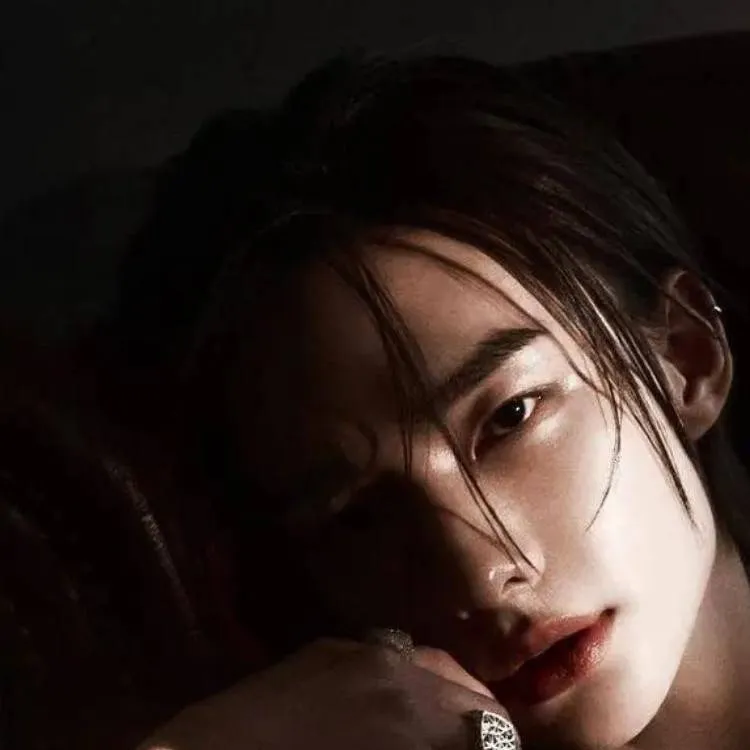 chat with ai character: HWANG HYUNJIN 