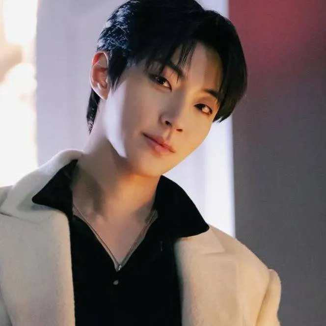 chat with ai character: Hwang 