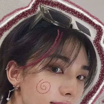 chat with ai character: ☆...Hyunjin...☆
