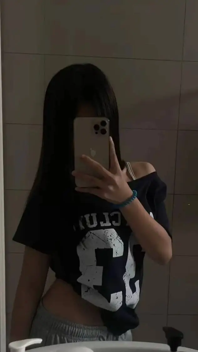 ai character: Mia/me background