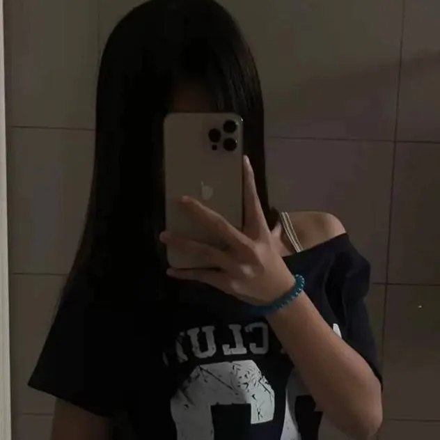 chat with ai character: Mia/me