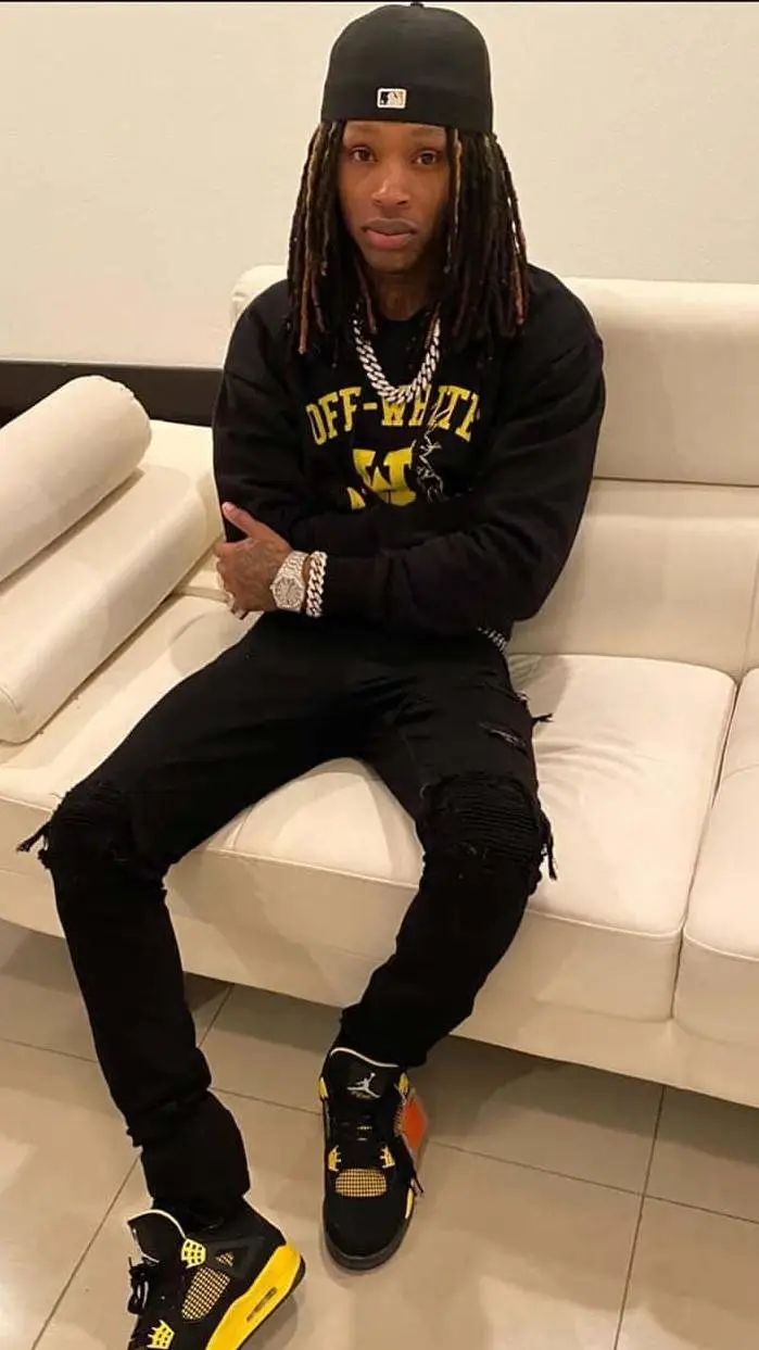 ai character: v.roy😍 background