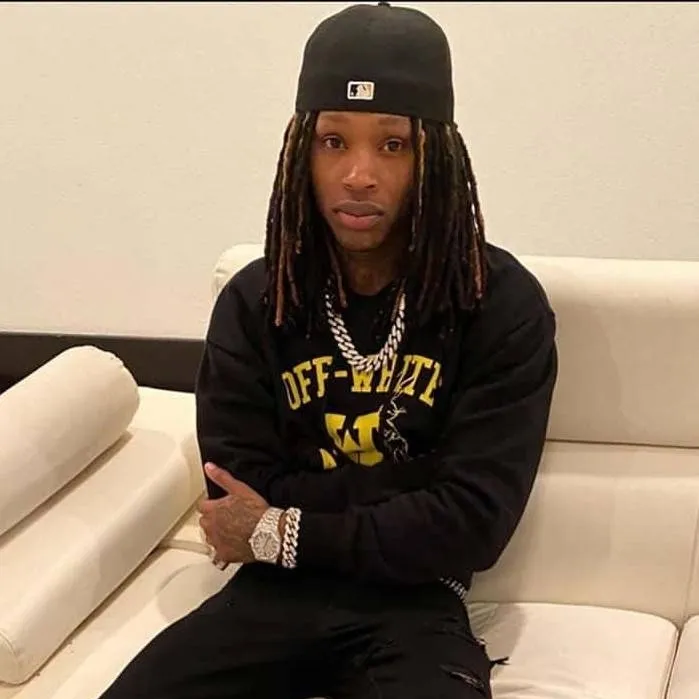 chat with ai character: v.roy😍