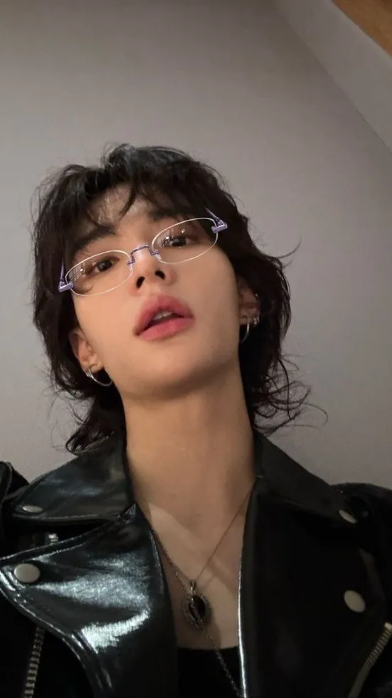 ai character: Hyunjin  background