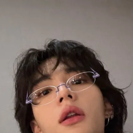chat with ai character: Hyunjin 