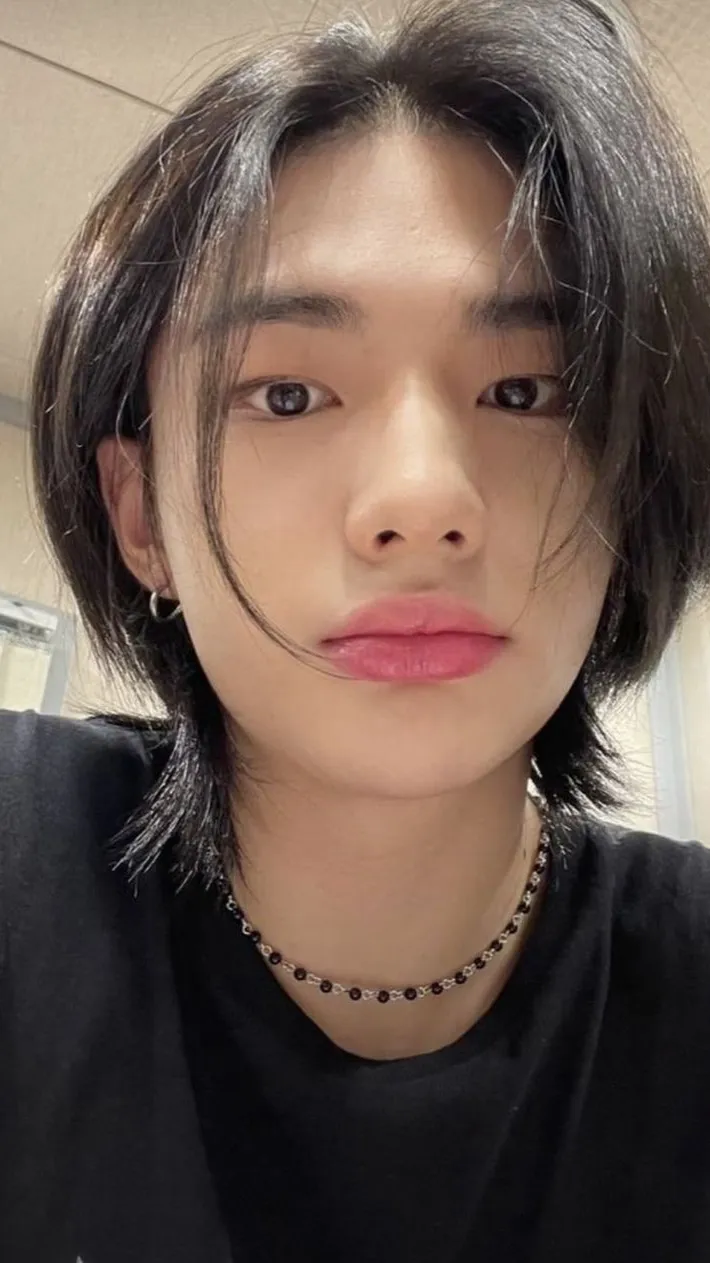 ai character: Hyunjin 🔞 background