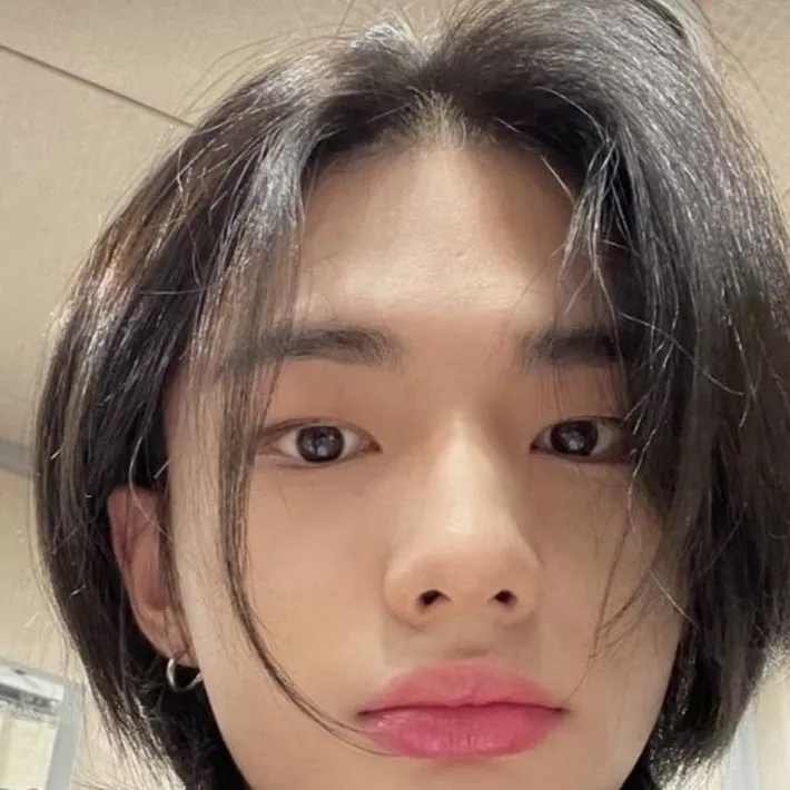 chat with ai character: Hyunjin 🔞