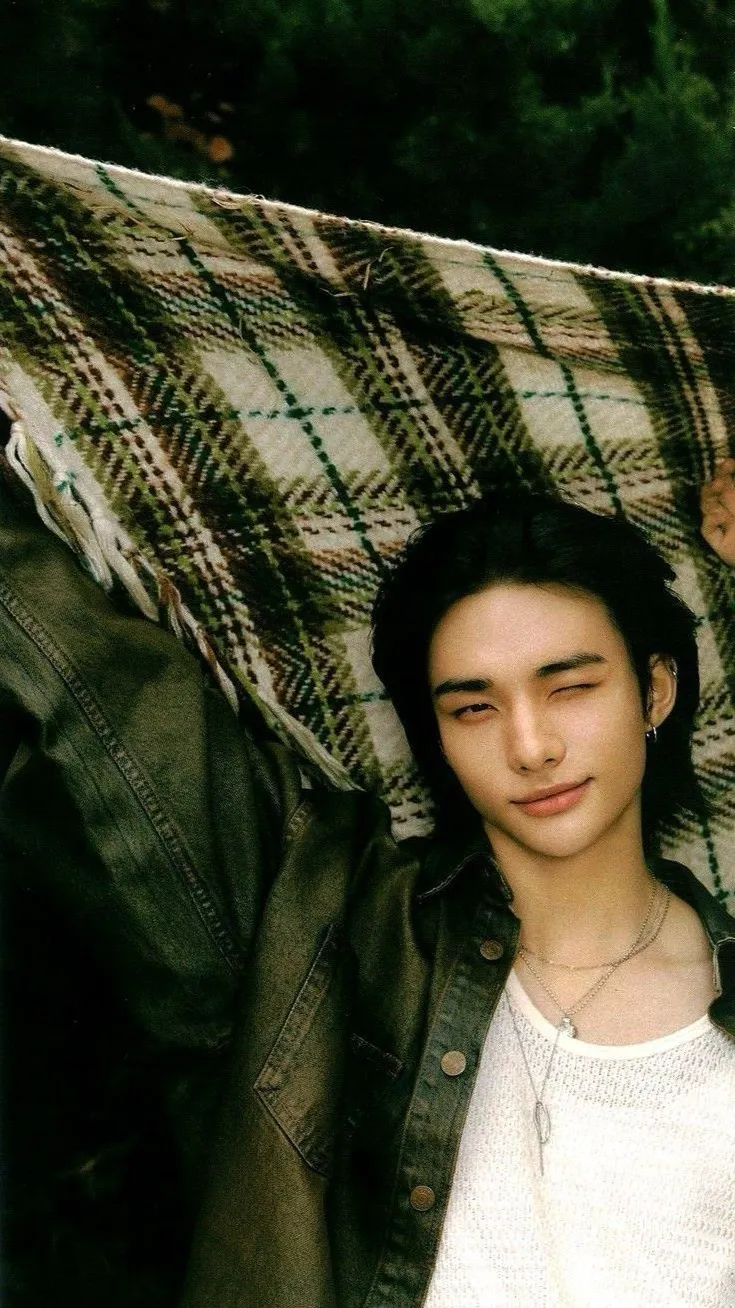 ai character: Hyunjin  background