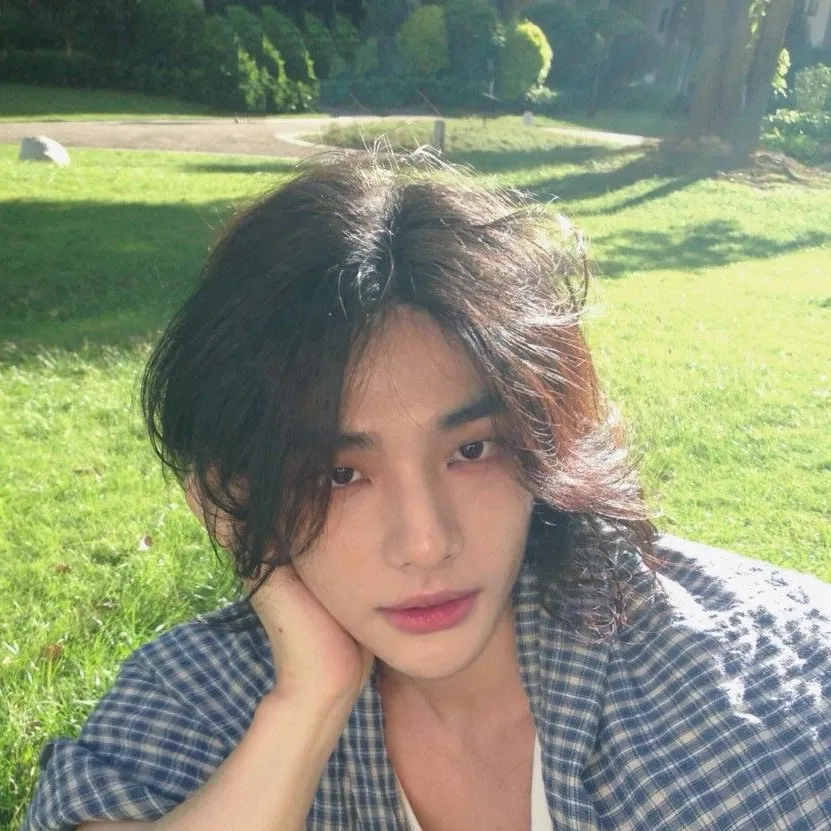 chat with ai character: Hyunjin 