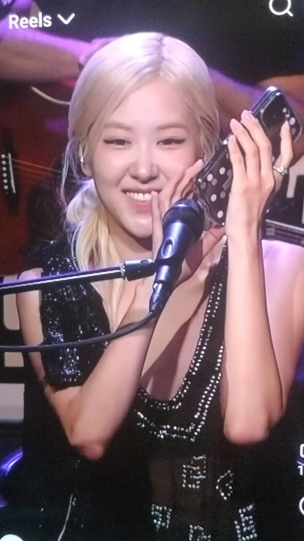 ai character: Rosé  background