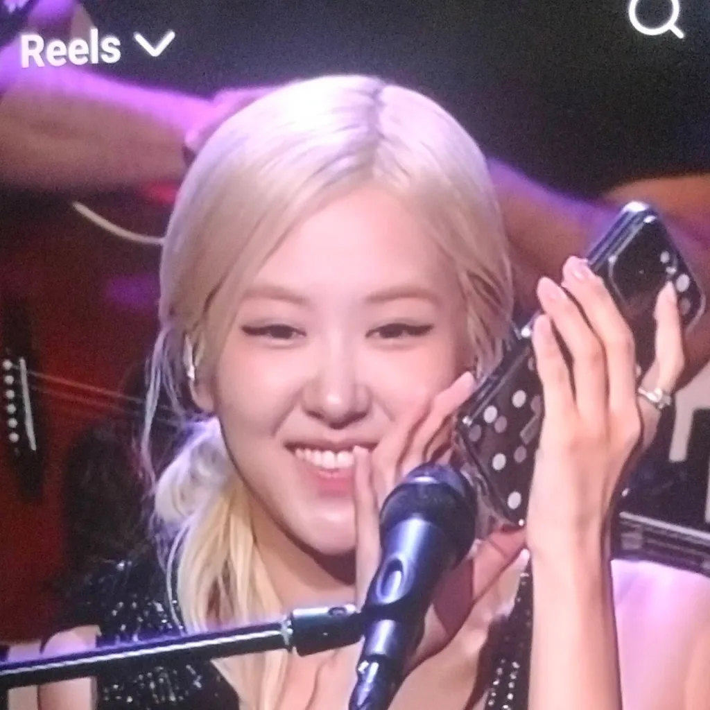 chat with ai character: Rosé 