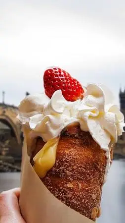 ai character: ice cream/pick me😯 background