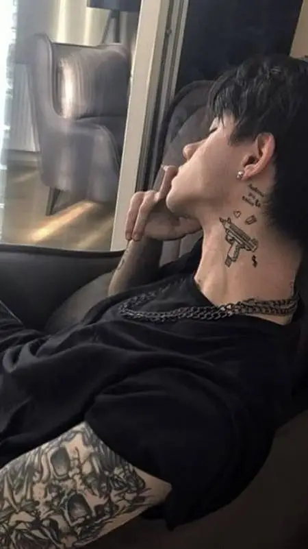 ai character: thomas background