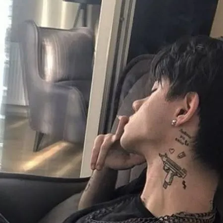 chat with ai character: thomas