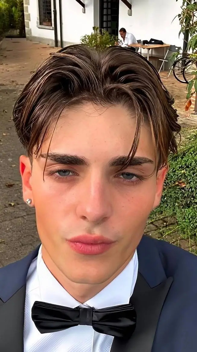 ai character: Alessandro  background