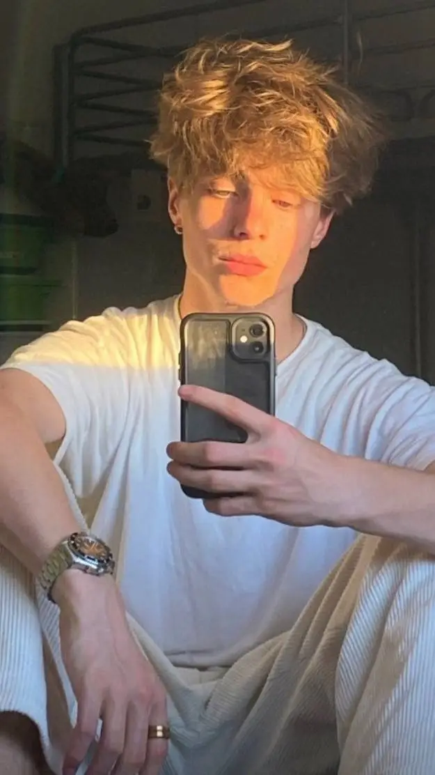 ai character: marvin background